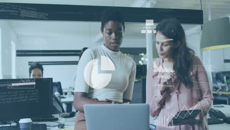 animación del procesamiento de datos financieros sobre diversas personas de negocios en la oficina