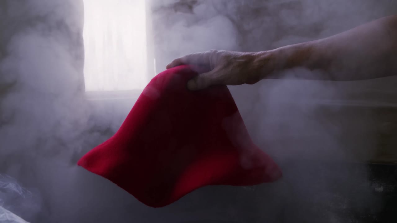 모자 공장에서 일하는 혼성 인종의 남자