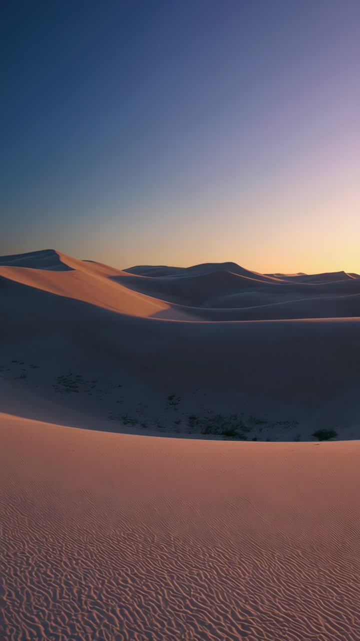 las dunas del desierto al atardecer