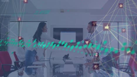 animación del procesamiento de datos sobre diversas personas de negocios hablando