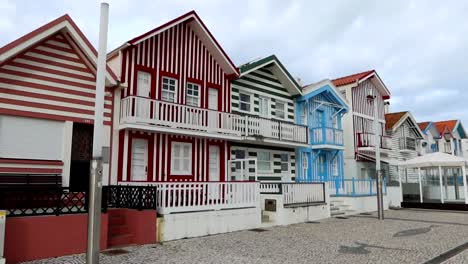 Toma-Panorámica-Hacia-La-Derecha-De-Palheiros-Vibrantes-En-Costa-Nova,-Portugal