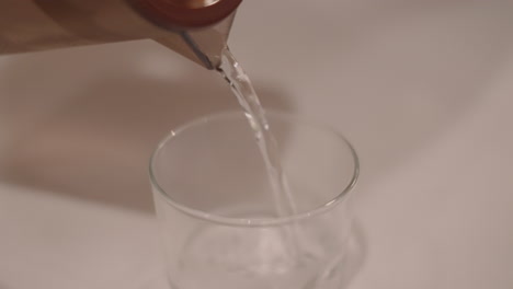 Wasser-Aus-Krug-Auf-Glas-Gegossen