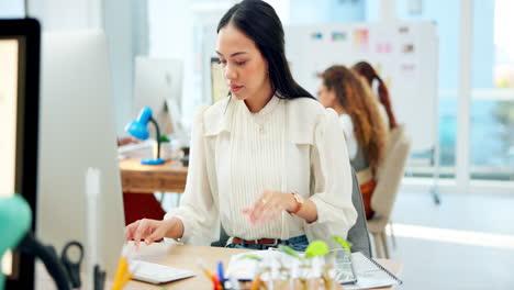 Mujer-De-Negocios,-Escribiendo-Y-Planificando-En-La-Computadora