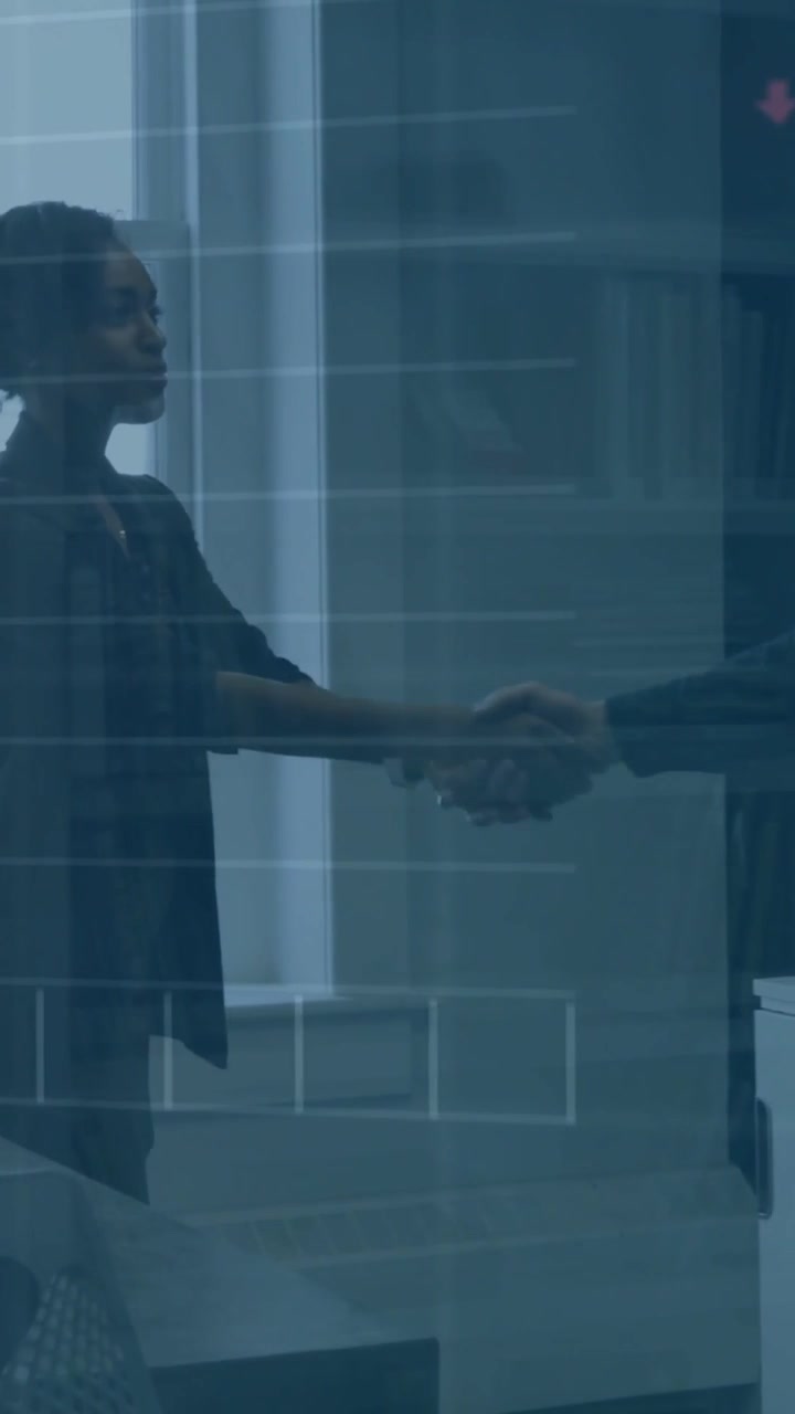 Video verticale: Due persone che si stringono la mano, dopo la stretta di mano grafici di mercato che scorrono mostrando dati finanziari.