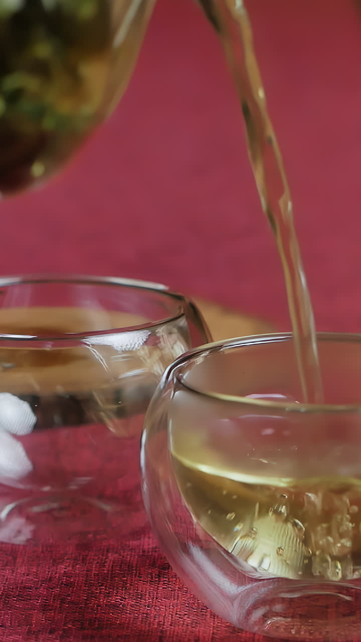 наливать чай в стеклянные чашки