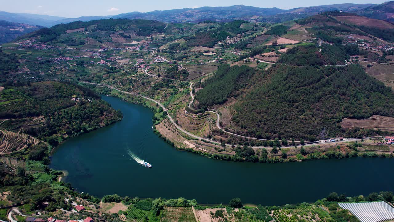 Valle del fiume Douro in Portogallo con navi da crociera e città sulla riva
