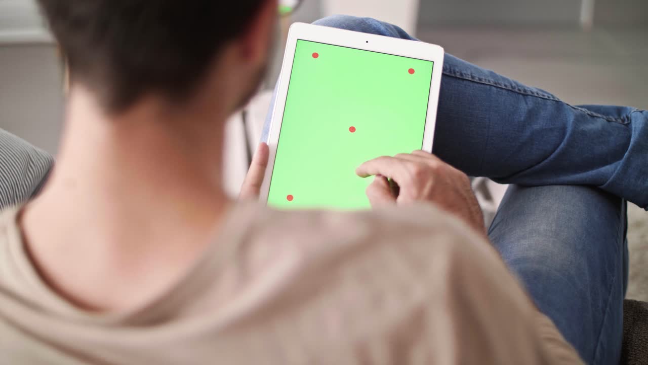 vista trasera de un hombre de negocios que usa una tableta digital en la oficina del hogar