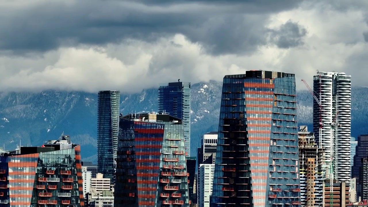 Vista de cerca del desarrollo residencial Senakw Towers en Vancouver, Columbia Británica, Canadá. Toma aérea.
