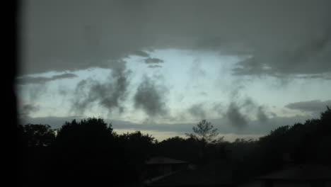 Gewitterwolken-Ziehen-Schnell-über-Baumwipfel-Hinweg