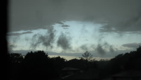 gewitterwolken ziehen schnell über baumwipfel hinweg