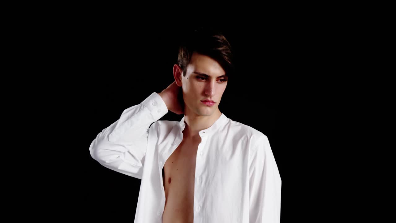 검은 바탕 에 포즈 를 취하고 있는 남성