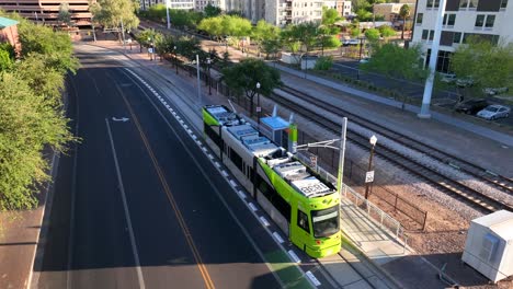 Zug-Des-öffentlichen-Nahverkehrs-In-Tempe.-Einstimmung-Aus-Der-Luft