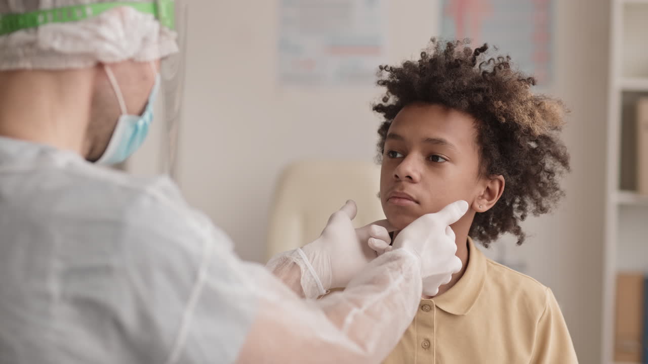 médico examinando el cuello del paciente