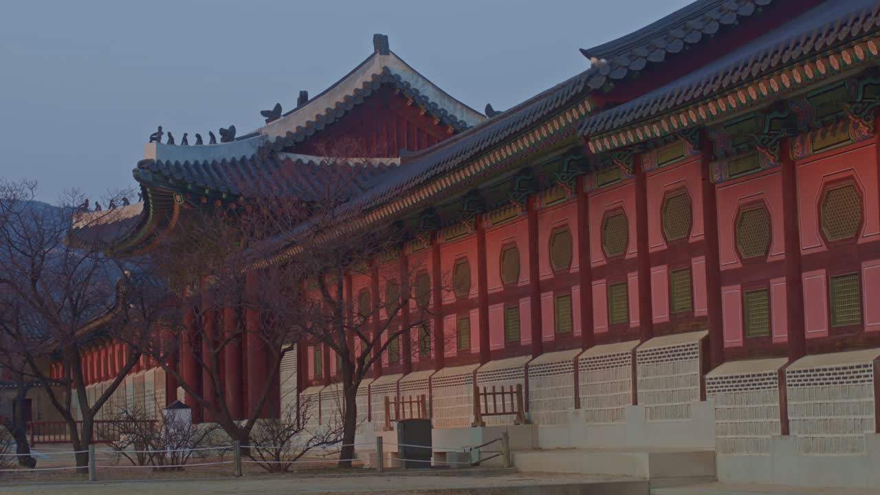 Case ed edifici in stile architettonico tradizionale nazionale asiatico, coreano, cinese, giapponese nell'area urbana cittadina di sera