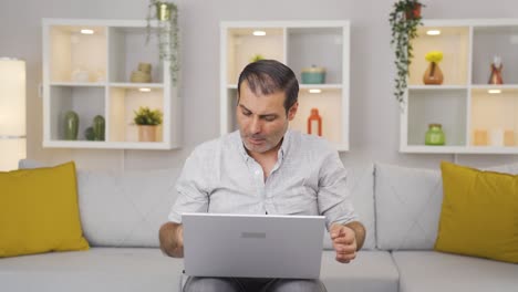 el hombre que no puede usar la aplicación en la computadora portátil.