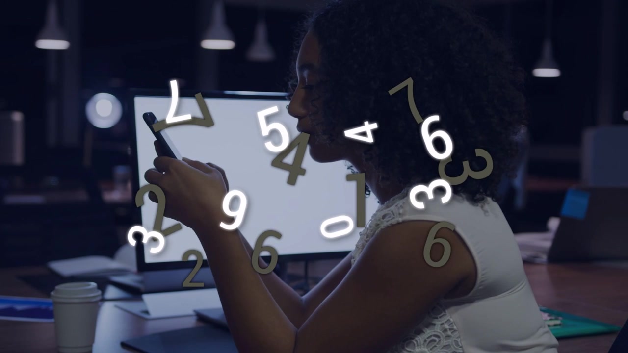 Femme parlant au téléphone, faisant défiler et analysant des données financières avec des chiffres flottants se regroupant près de ses mains