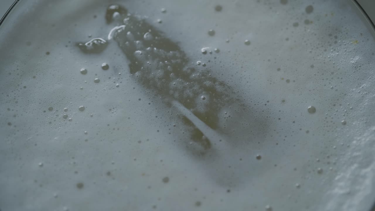 유리잔에 있는 거품