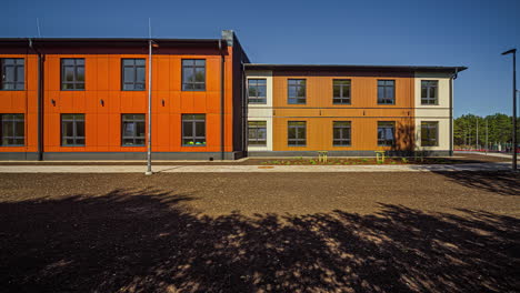 Exterior-De-La-Escuela-Hecha-De-Una-Casa-Contenedor-De-Madera-Con-Fachada-Naranja