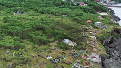 Toma-Aérea-Desde-El-Cementerio-Chino-Asiático-Costero-De-La-Isla-Lambai,-Xiaoliuqiu,-Condado-De-Pingtung,-Taiwán