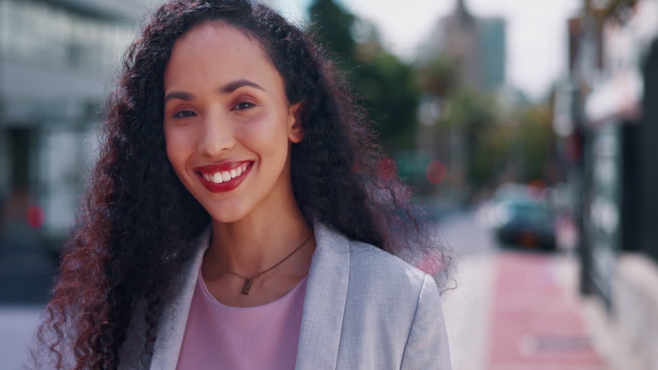 mujer de negocios, sonrisa y retrato al aire libre en la ciudad