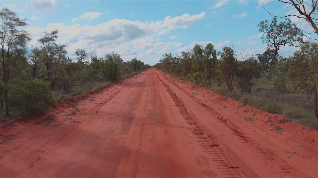 cámara lenta, una larga pista de tierra roja desierta en el interior de australia