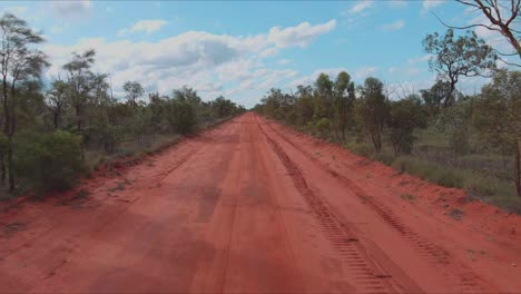 slow motion, een lange verlaten rode vuilbaan in de australische outback.