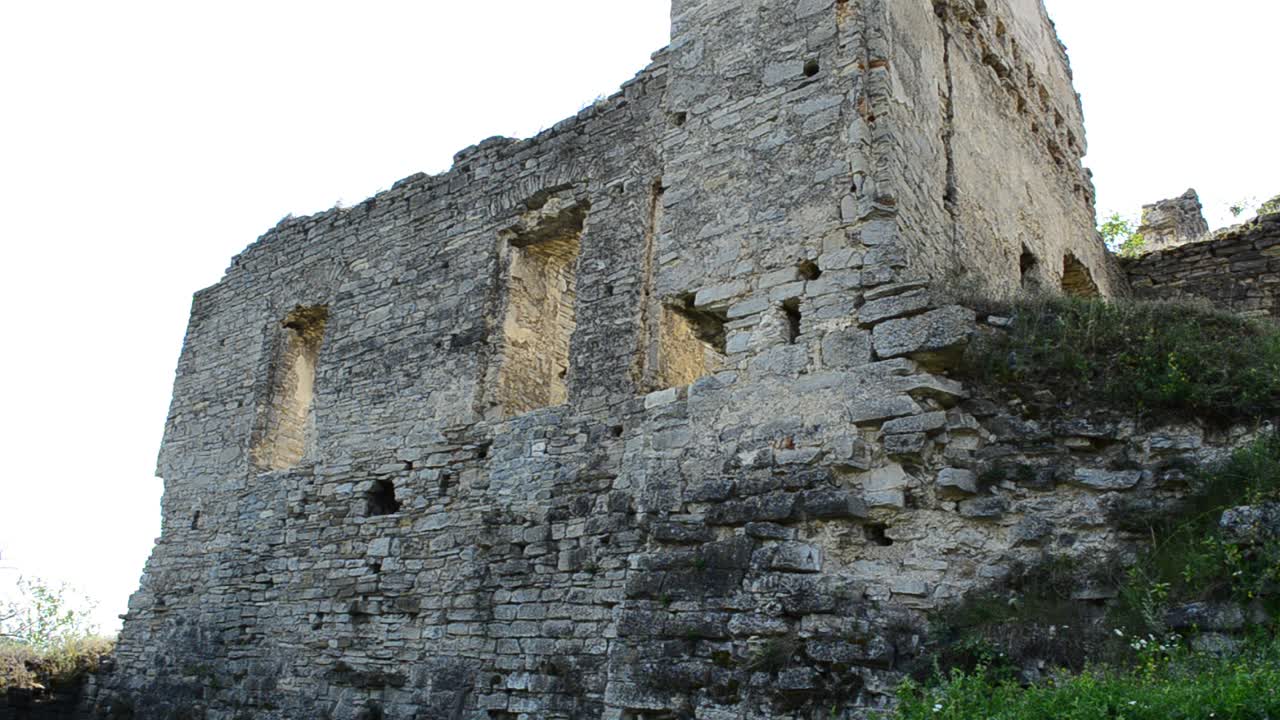 Construcciones medievales, restos de fortificación. Antiguo castillo en el pueblo de Scala Podolsk, Ucrania.