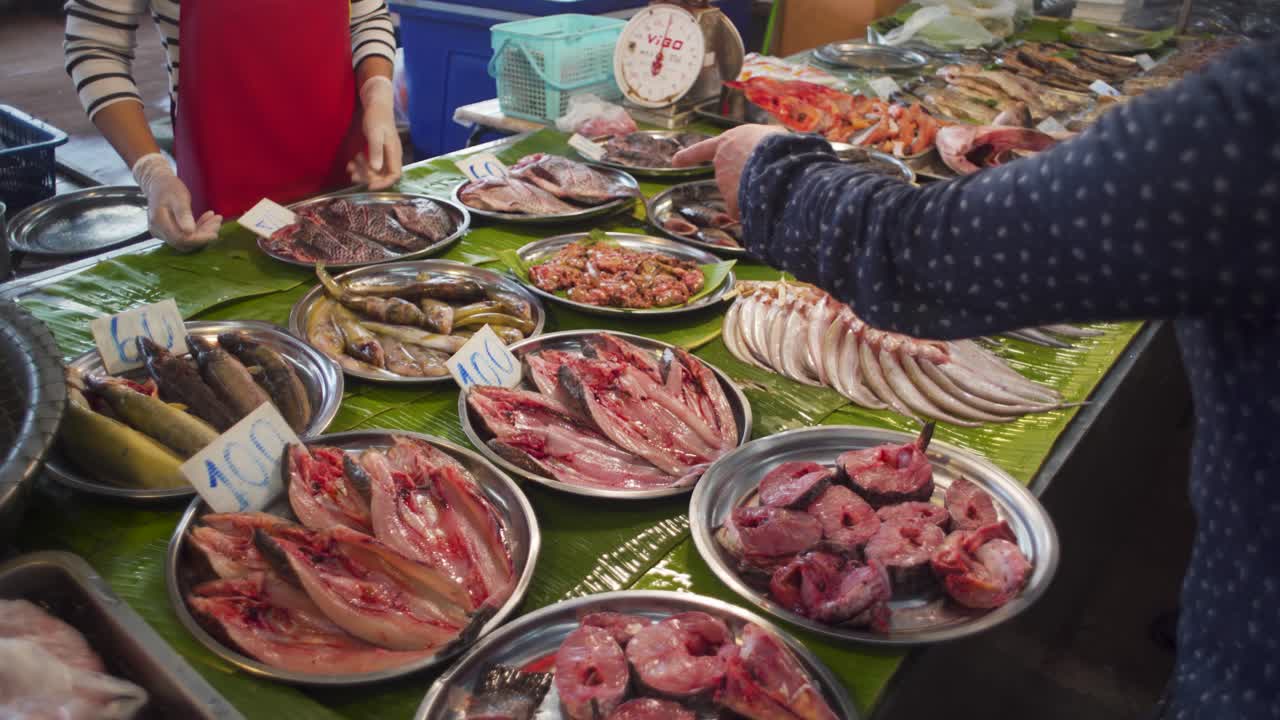 pescado que se vende en el puesto de comida del mercado húmedo tailandés