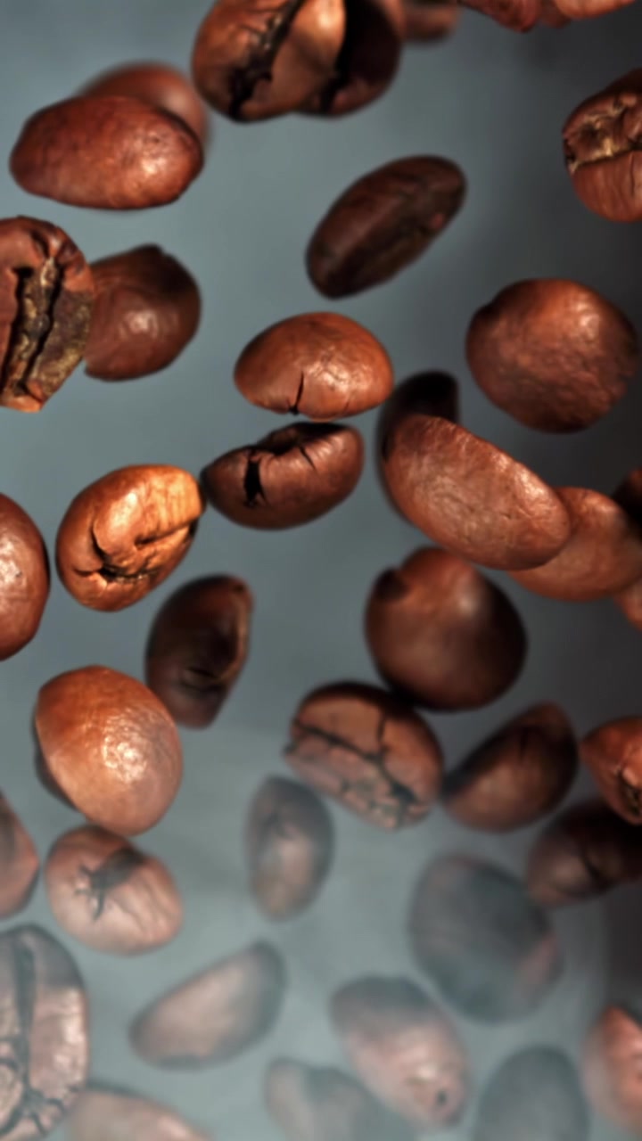 Scatto macro di chicchi di caffè tostati che cadono con fumo