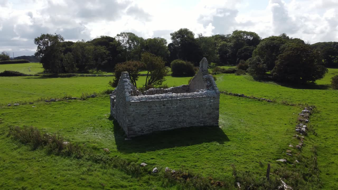 vista aérea del círculo de la capilla iligwy capilla de piedra en ruinas en la costa de la isla de anglesey, norte de gales