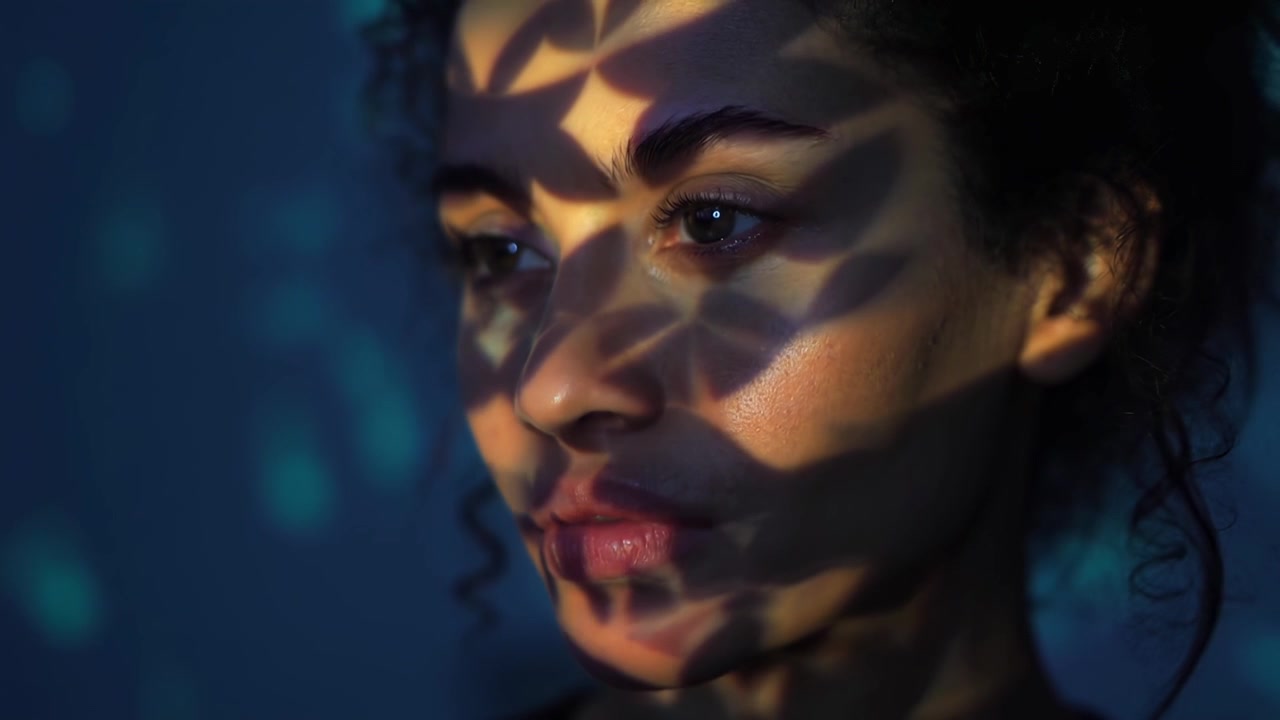 Jovem Mulher com Padrões de Luz Geométricos Projetados em Seu Rosto