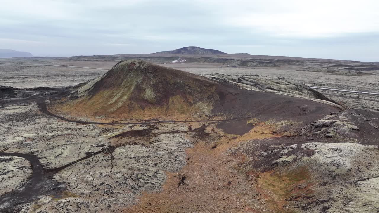 drone volando hacia la autopista 1 de islandia en hellisheidi