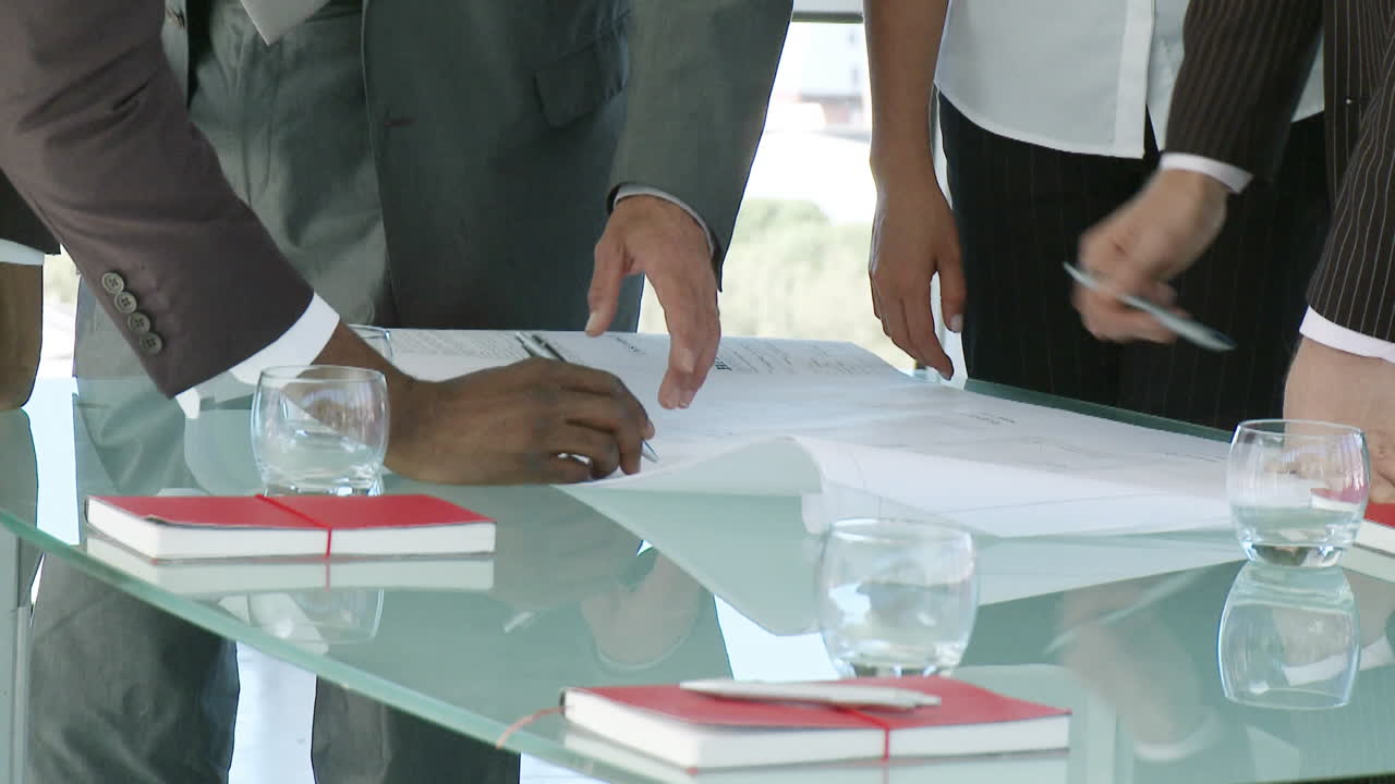 equipo de negocios discutiendo un proyecto de negocios