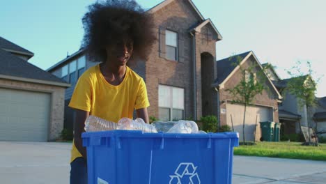 Adolescencia-Afroamericana-Colocando-Botellas-De-Plástico-En-La-Papelera-De-Reciclaje