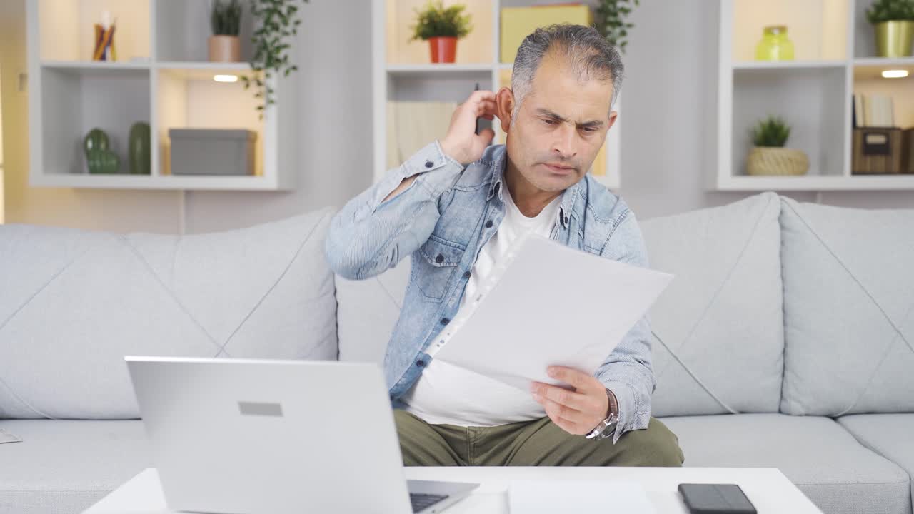 el hombre que revisó y firmó los papeles está feliz y satisfecho.