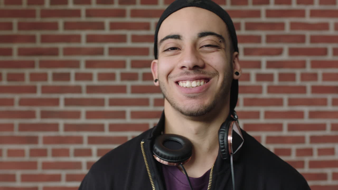 atractivo joven estudiante hispano retrato de un hombre guapo sonriendo feliz confiado