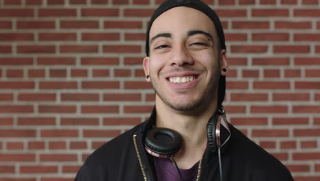 Atractivo-Joven-Estudiante-Hispano-Retrato-De-Un-Hombre-Guapo-Sonriendo-Feliz-Y-Confiado