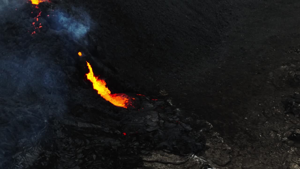 Vista aerea ravvicinata dell'eruzione vulcanica a Litli-Hrutur, Islanda, con fuoriuscita di lava fresca e fumo.