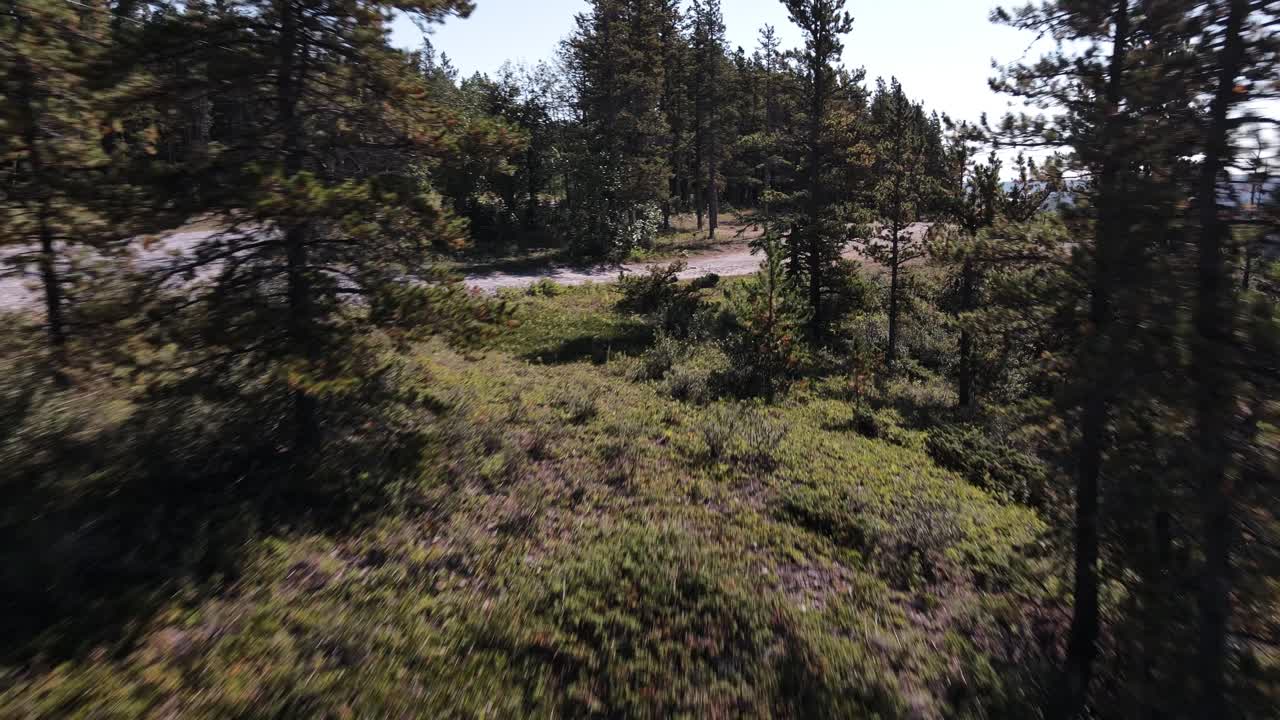 Un piccolo campeggio isolato sul bordo di una ripida valle nel sud-ovest dell'Alberta, Canada.