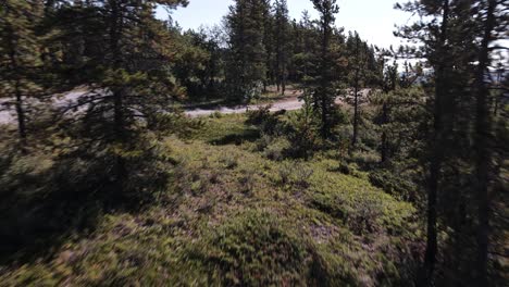 Ein-Kleiner-Abgelegener-Campingplatz-Am-Rande-Eines-Steilen-Tals-Im-Südwesten-Von-Alberta,-Kanada