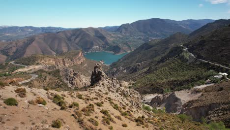 revelando una increíble vista del lago en las montañas de la sierra nevada