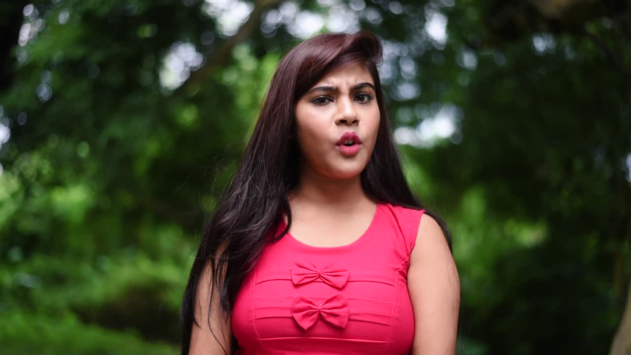 una joven infeliz rechaza o no está de acuerdo con algo sacudiendo la cabeza para decir no, anti-violación, contra el abuso físico, cámara lenta