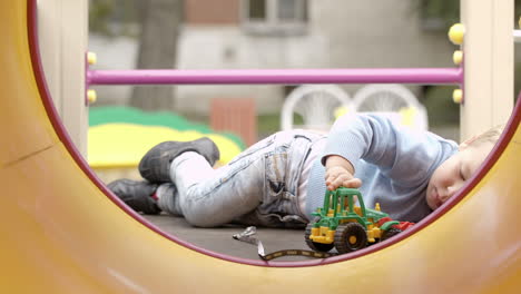 niño pequeño jugando con un juguete