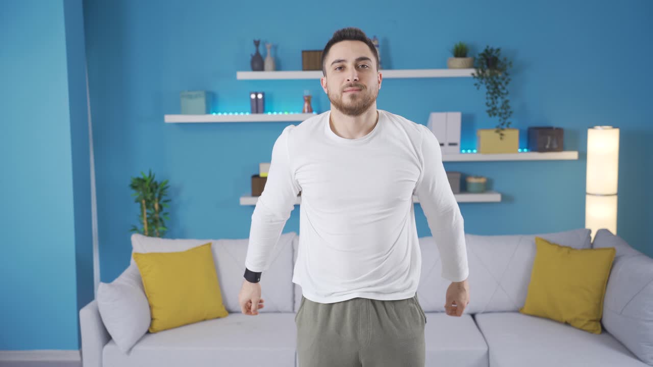 운동 트레이너 근육이 많고 체력이 좋은 젊은이가 워밍업과 스트레칭 운동을 하고 있습니다.