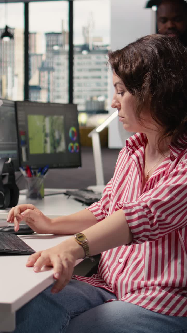 Video verticale: Donna che utilizza la conversione da testo a video per generare materiali realistici dell'orbita di Marte.