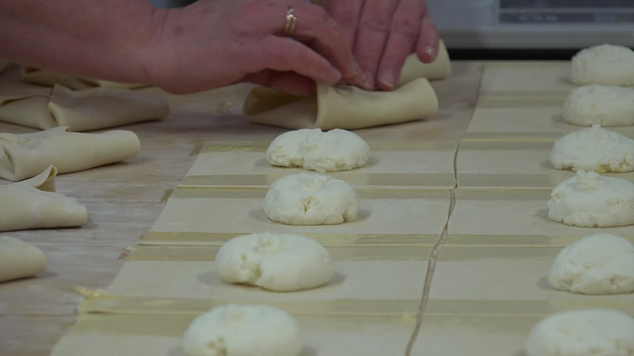 una panadería también panadería o panadería es un establecimiento que produce y vende alimentos a base de harina horneados en un horno, como pan, galletas, pasteles, pasteles y tartas