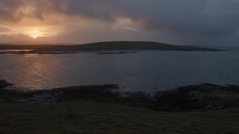 Goldene-Stunde-Aufnahme-Eines-Sonnenuntergangs-über-Dem-Meer-Während-Eines-Sturms-über-Der-Insel-North-Uist