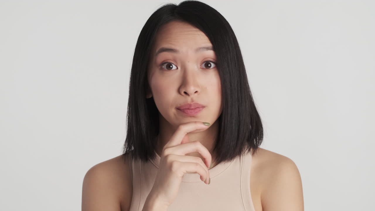 아시아 여성이 카메라 앞에서 '아니오'라고 말합니다.