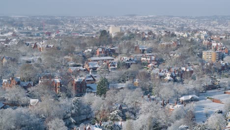 Filmische-Drohnenaufnahme-Aus-Der-Luft-Von-Wunderschönen-Roten-Backsteinhäusern-In-Nottingham-Während-Der-Wintermonate