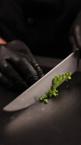 chef cortando verduras